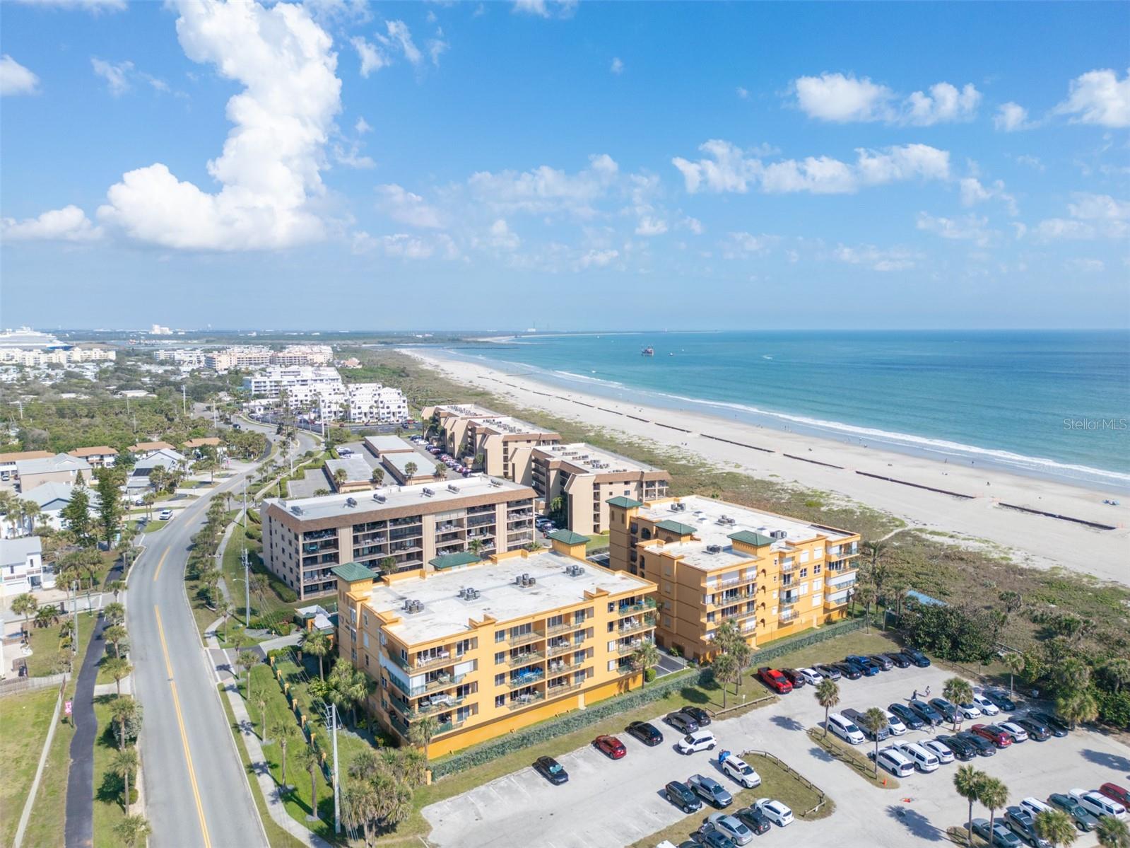 FLORES DEL MAR CONDO - Residential