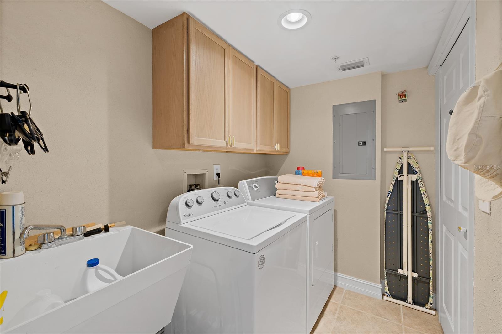 FLORES DEL MAR CONDO - Residential