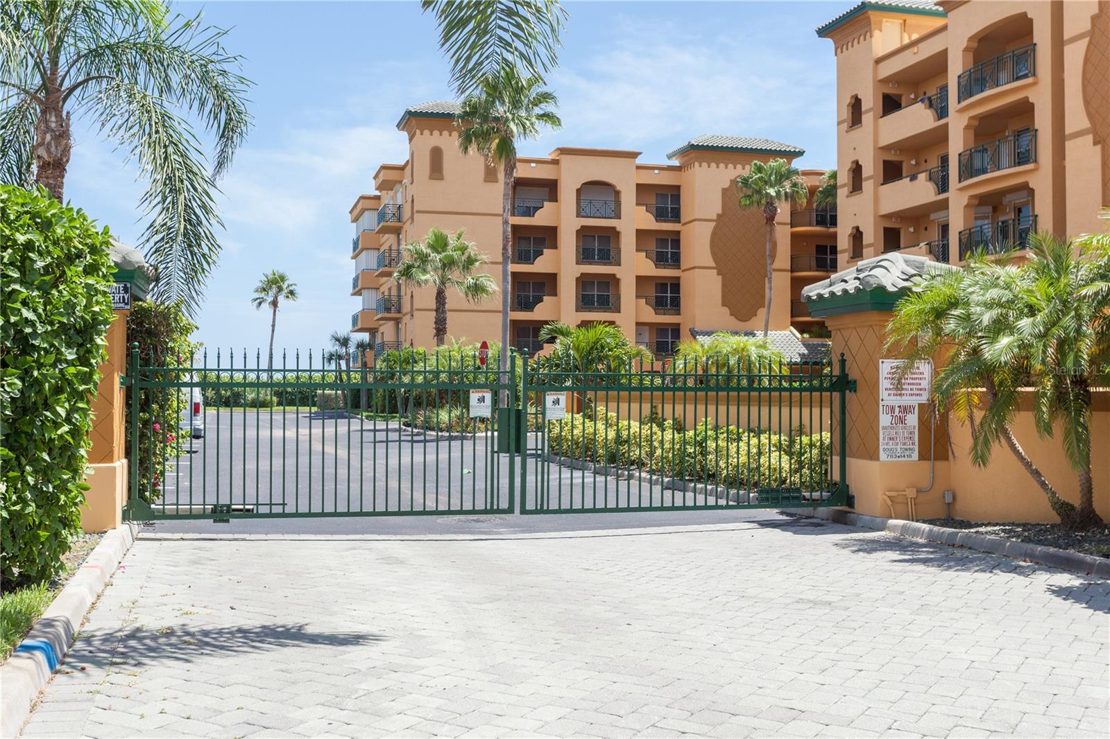 FLORES DEL MAR CONDO - Residential