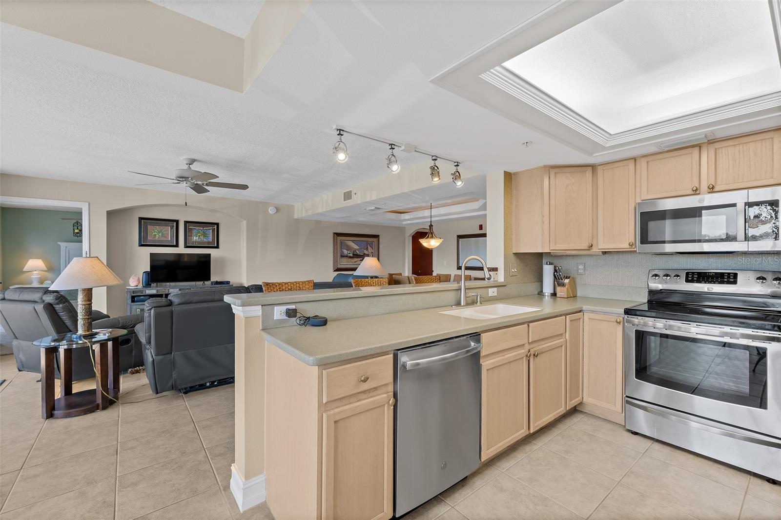 FLORES DEL MAR CONDO - Residential