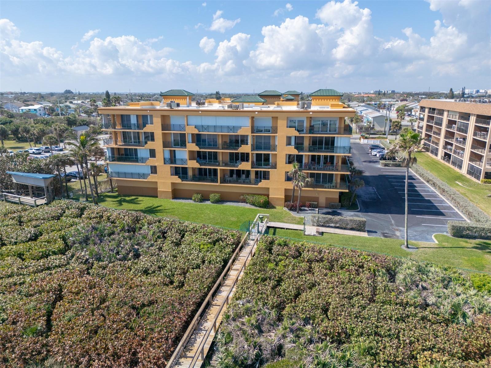 FLORES DEL MAR CONDO - Residential