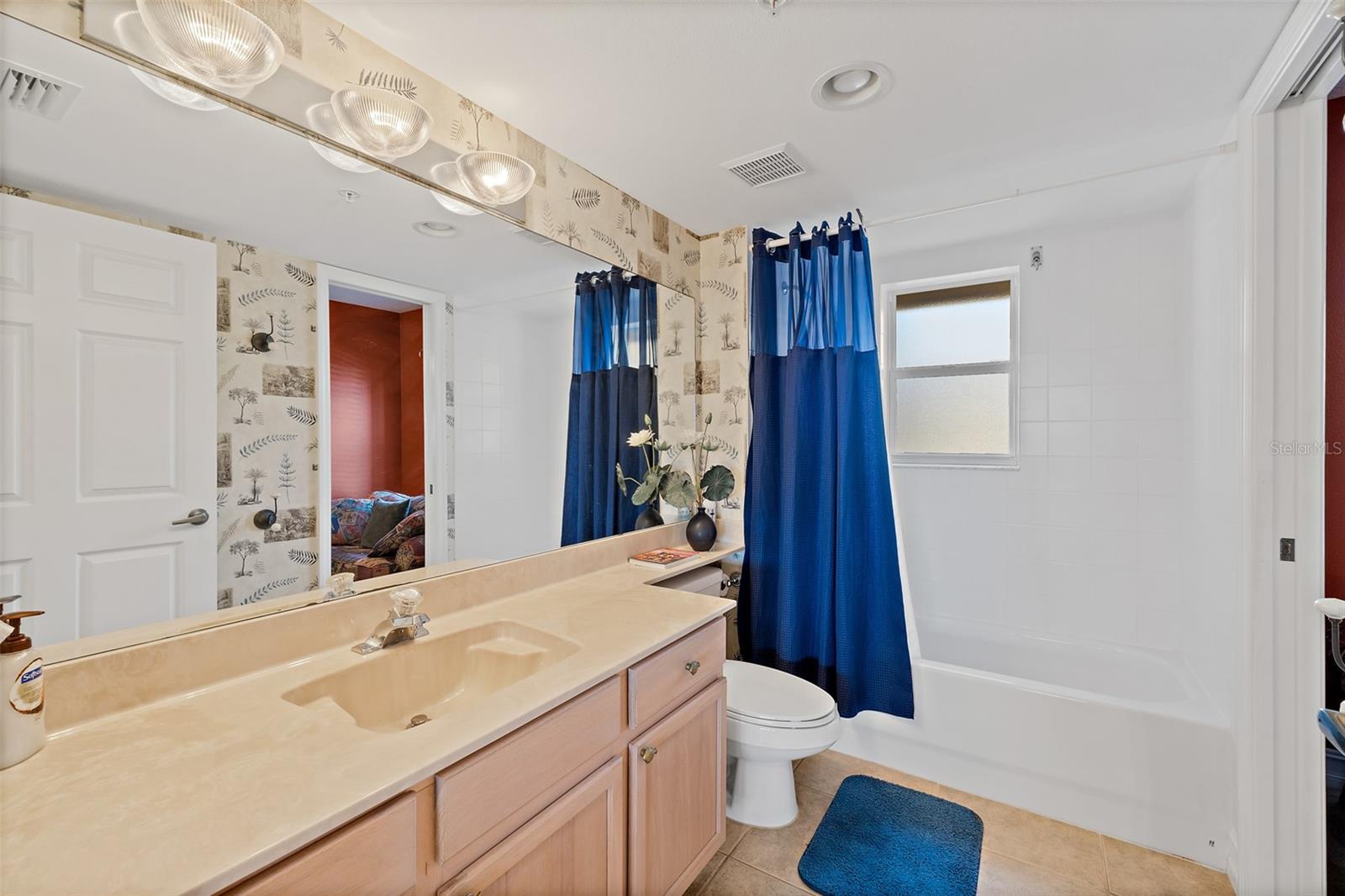 FLORES DEL MAR CONDO - Residential