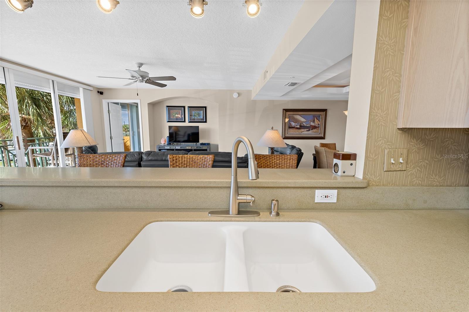 FLORES DEL MAR CONDO - Residential