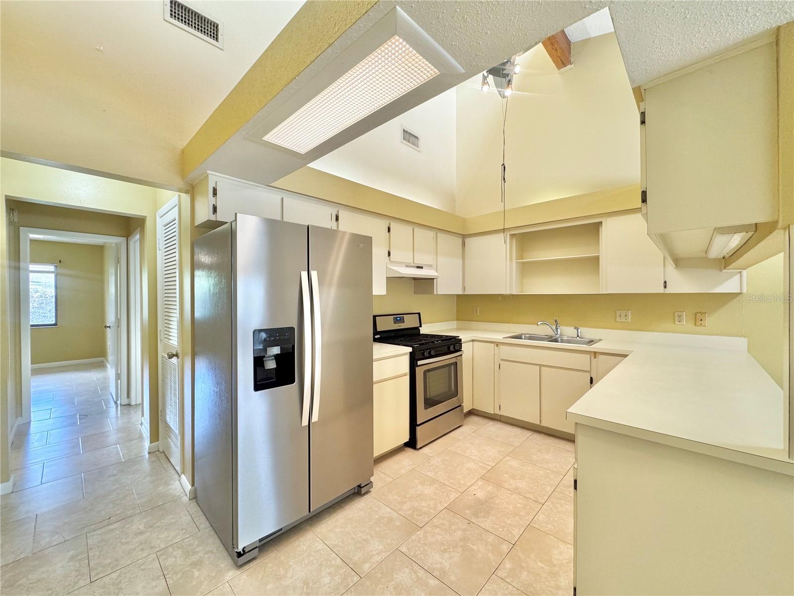 MAYFAIR ON LAKE PH 01 - Residential