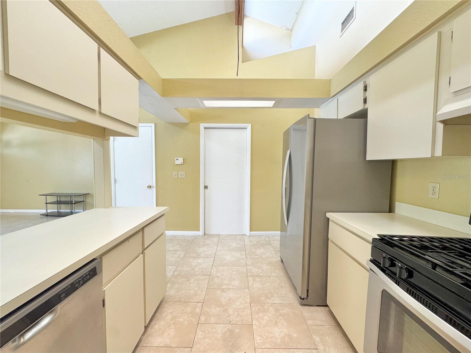 MAYFAIR ON LAKE PH 01 - Residential