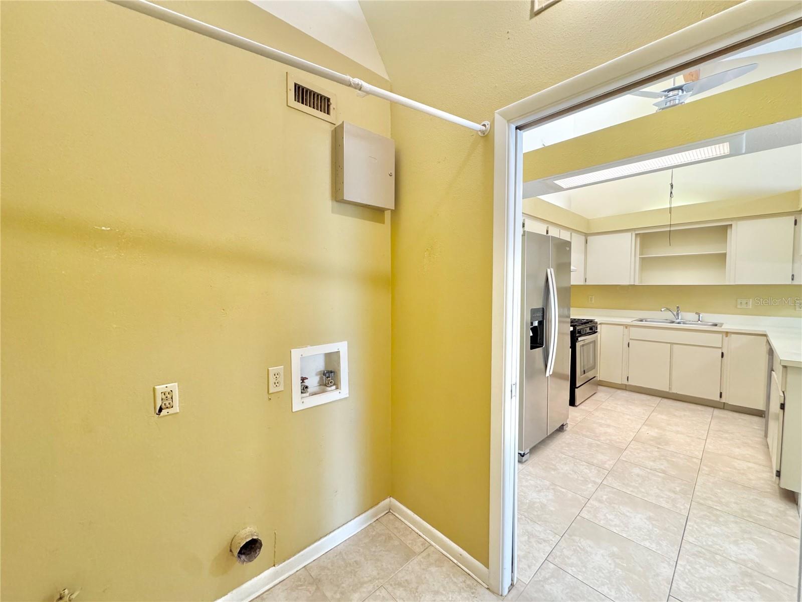 MAYFAIR ON LAKE PH 01 - Residential