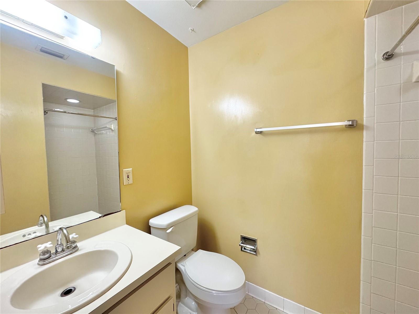 MAYFAIR ON LAKE PH 01 - Residential