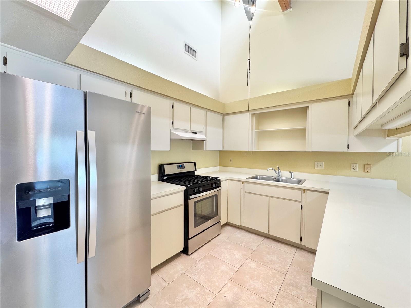 MAYFAIR ON LAKE PH 01 - Residential