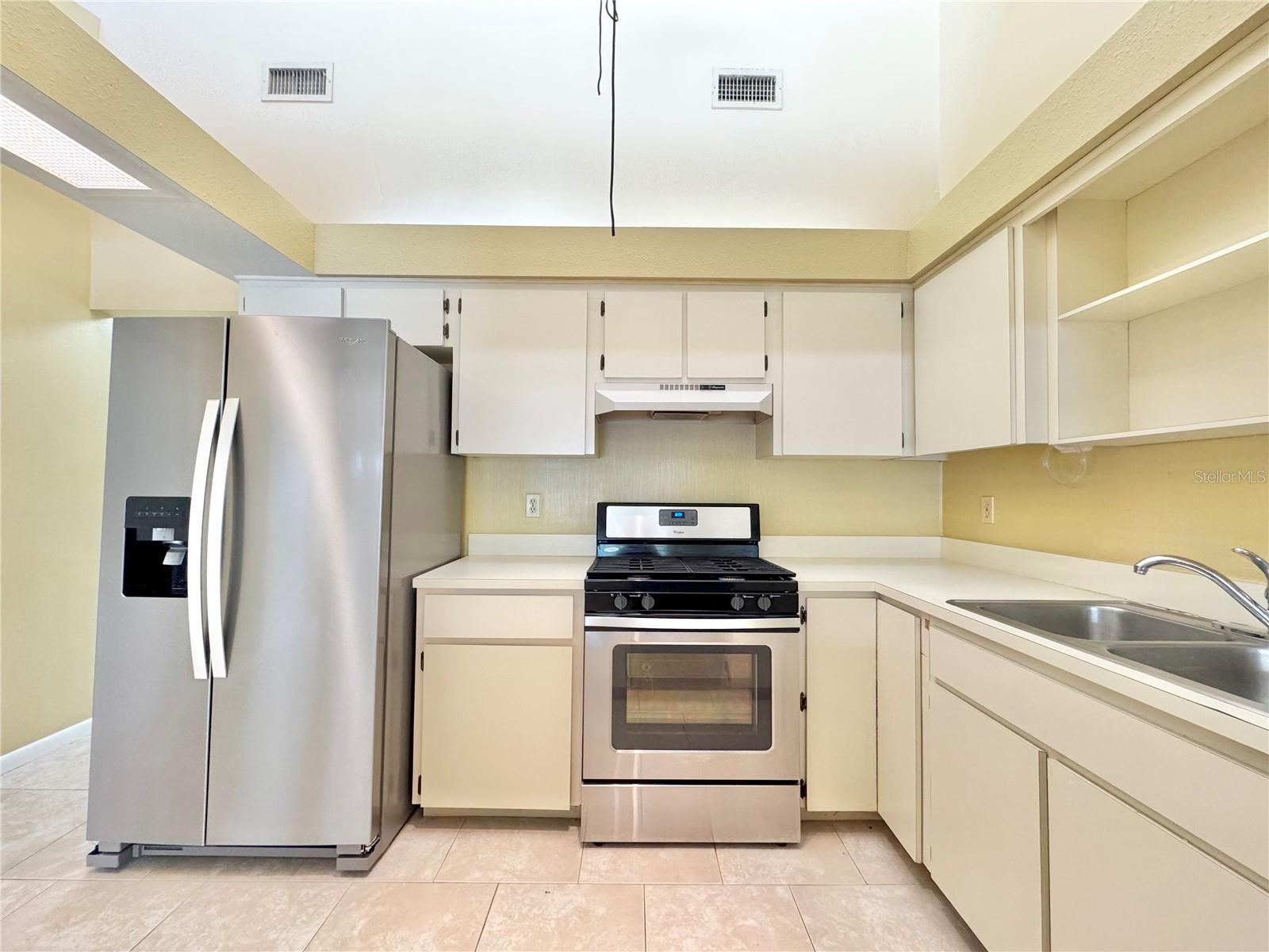 MAYFAIR ON LAKE PH 01 - Residential