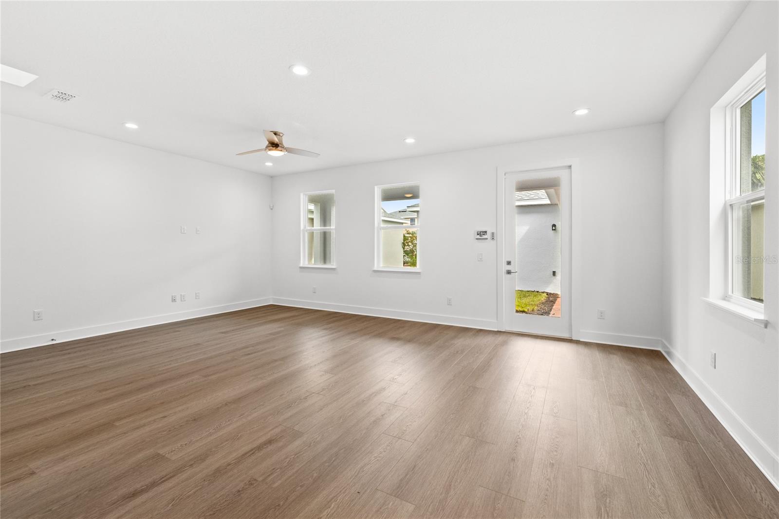 OAKS AT KELLY PARK - Residential Lease
