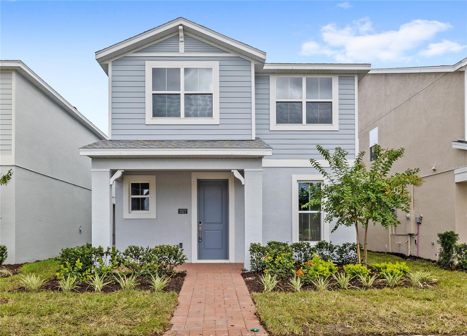 Experience the ultimate lifestyle in this beautifully designed bungalow-style townhome located in the highly sought-after Oaks at Kelly Park community. Offering three bedrooms, two and a half bathrooms, and an open concept first floor, it is the perfect floor plan.
The inviting front porch and welcoming foyer open to an expansive great room and dining area that flows into a large covered lanai, creating the perfect setting for relaxing or entertaining year-round. The gourmet kitchen features a large center island with breakfast bar, designer backsplash, solid wood cabinetry, upgraded countertops, and a large walk-in pantry.
Upstairs, the private primary suite is complete with an en-suite offering dual sinks, a large walk-in shower, private water closet, and an impressive walk-in closet. Two spacious secondary bedrooms share a beautiful hall bath, adjacent to the upstairs laundry room. Downstairs there is a convenient powder bathroom for guests.
A private rear courtyard and attached two-car garage add to the home’s appeal, while the resort-style amenities in this community—including a swimming pool, cabana, tot lot, dog park, and scenic walking paths—offer the perfect balance of leisure and lifestyle. Conveniently located just minutes from SR-429, Kelly Park Rock Springs, Lake Apopka, and the Horizon West area, residents enjoy easy access to everything Central Florida has to offer.
Rent includes lawn care, pest control, and HOA dues for a maintenance-free lifestyle. Call today to schedule a private tour.