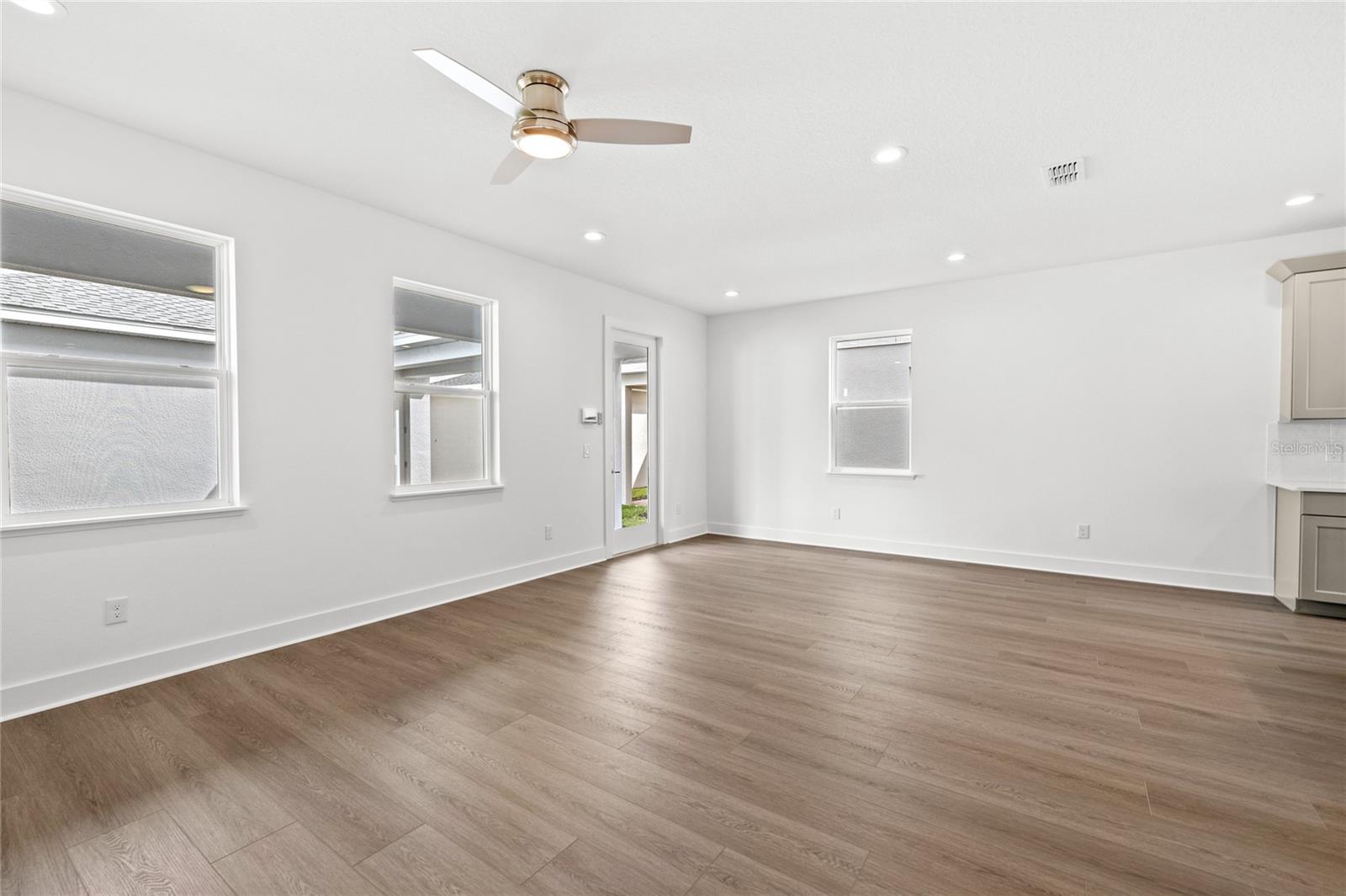 OAKS AT KELLY PARK - Residential Lease