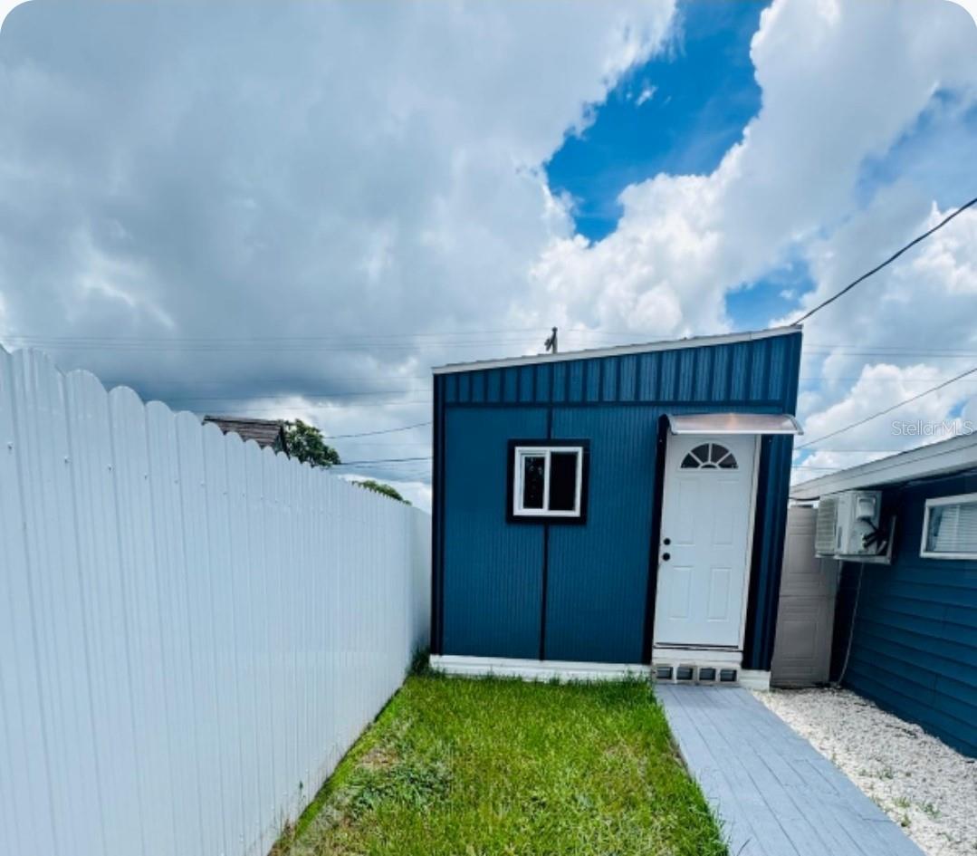 Beautiful studio with all utilities included. Near the airport.