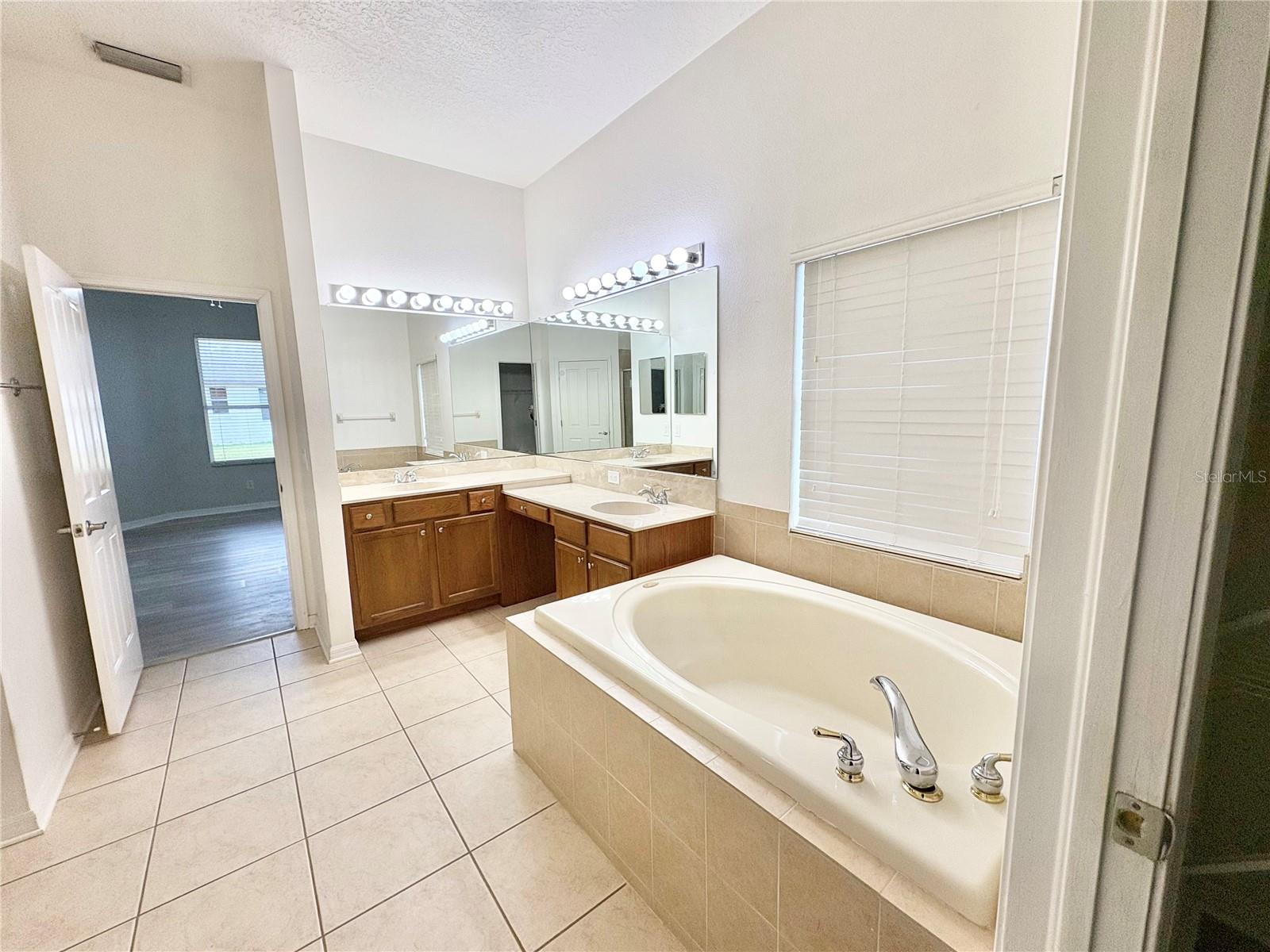 ANCIENT OAKS UNIT ONE - Residential Lease