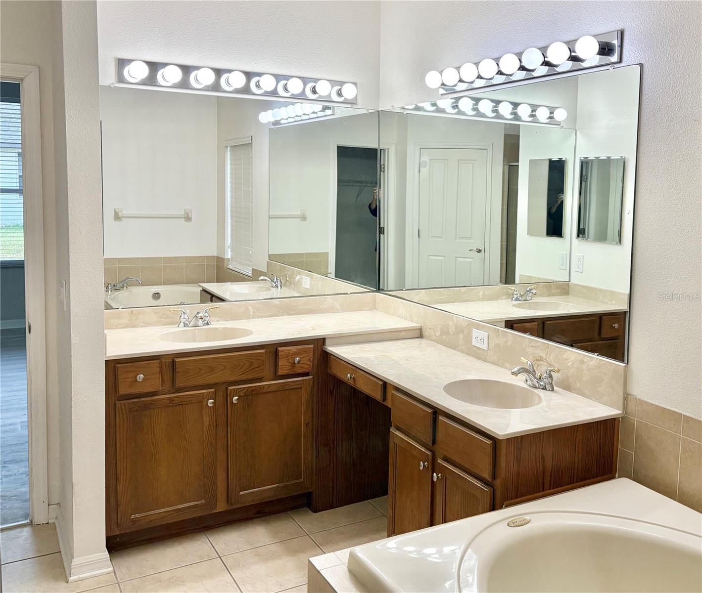 ANCIENT OAKS UNIT ONE - Residential Lease