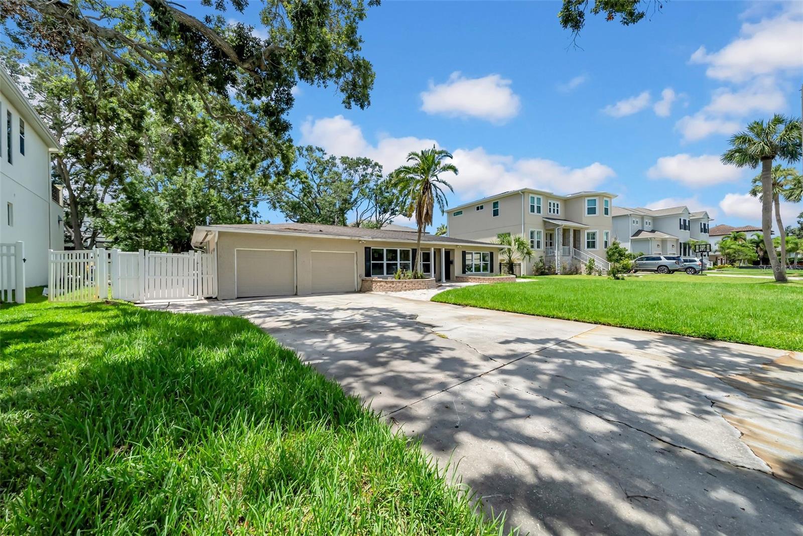 Prime opportunity to build in Sunset Park, one of South Tampa’s most sought-after waterfront
communities. This oversized 78 x 135 (.24-acre) lot is surrounded by luxury new construction
and located in the Plant High School district.
Minutes from Tampa Bay, top dining, Westshore Marina District, TIA, Hospitals, Sports
Facilities, world class shopping, Westshore Business District, and Downtown. Existing home is
being sold as-is for tear-down — the value is in the land.
Ideal for a custom luxury build in a premier coastal neighborhood.