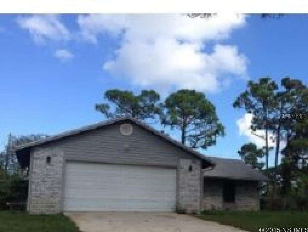 2 fireplaces, wood laminate floors, large family room, new interior paint, new carpet, new appliances