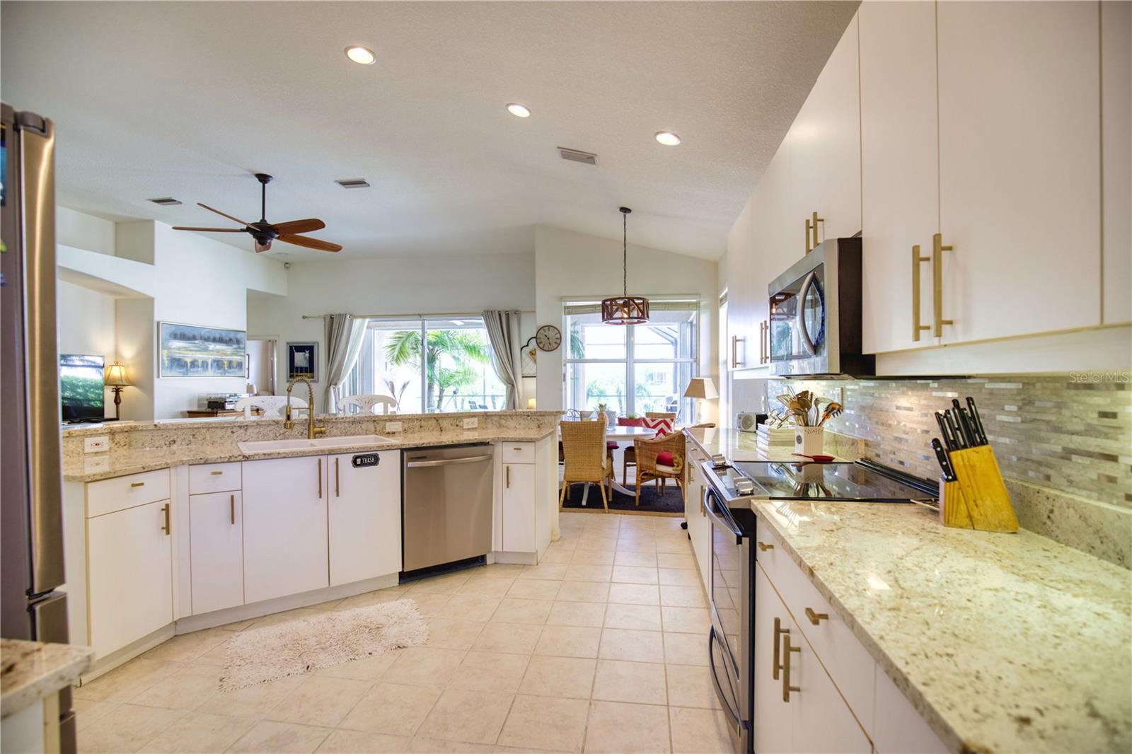 PELICAN POINTE GOLF & COUNTRY CLUB - Residential Lease