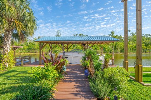 Photo of 13334 Country Club Drive, Tavares, FL 32778 (MLS # G5112037)
