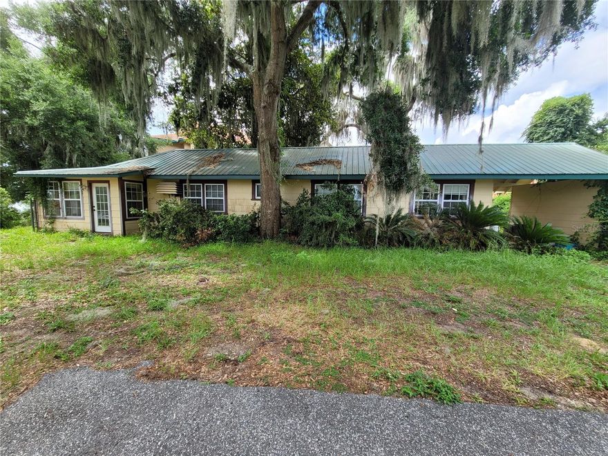 WHILE THIS HOME REQUIRES TLC, THE PRIME LOCATION MAKES IT A TRULY EXCEPTIONAL INVESTMENT. WITH A LITTLE IMAGINATION AND A LOT OF HARD WORK, YOU CAN TRANSFORM THIS HOUSE INTO YOUR DREAM RETREAT. NESTLED ALONG THE ST JOHNS RIVER, THIS PROPERTY BOASTS BREATHTAKING VIEWS AND ENDLESS POSSIBILITIES.