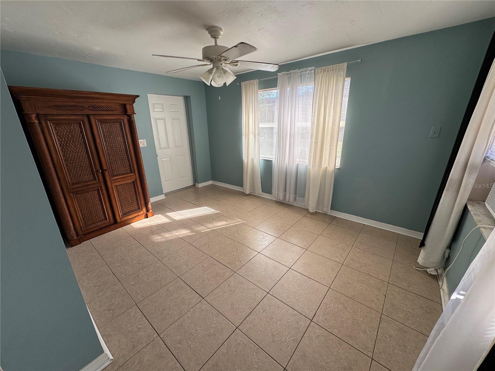 BEACH MANOR - Residential Lease