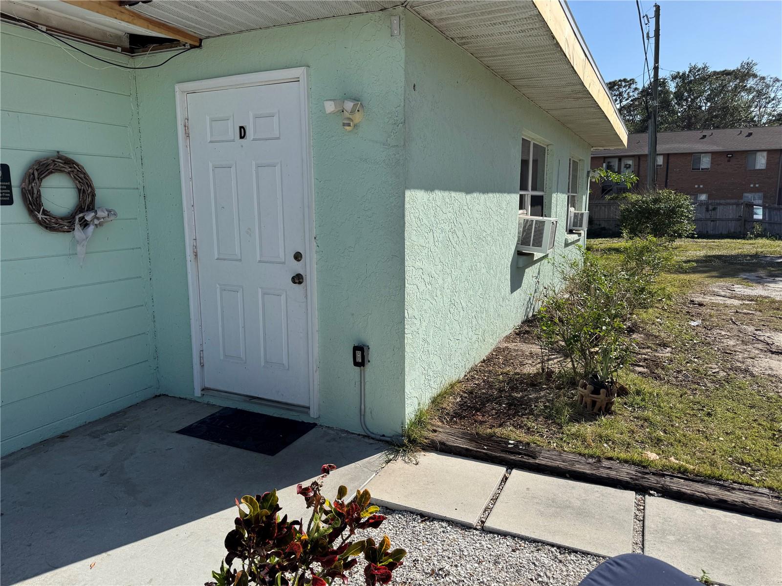 ** ANNUAL RENTAL AVAILABLE ** - 1 bedroom 1 bathroom efficiency style apartment available to rent on an annual basis. Water and electricity are included. Located on Venice Island just minutes from the beach, local restaurants and shops.
