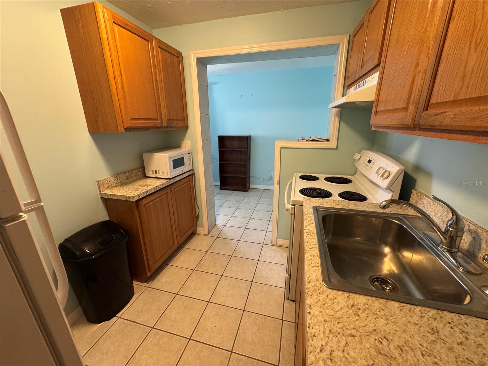 BEACH MANOR - Residential Lease