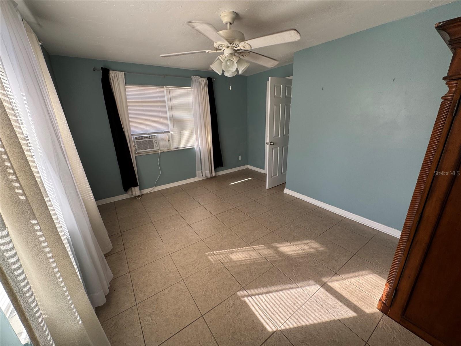 BEACH MANOR - Residential Lease