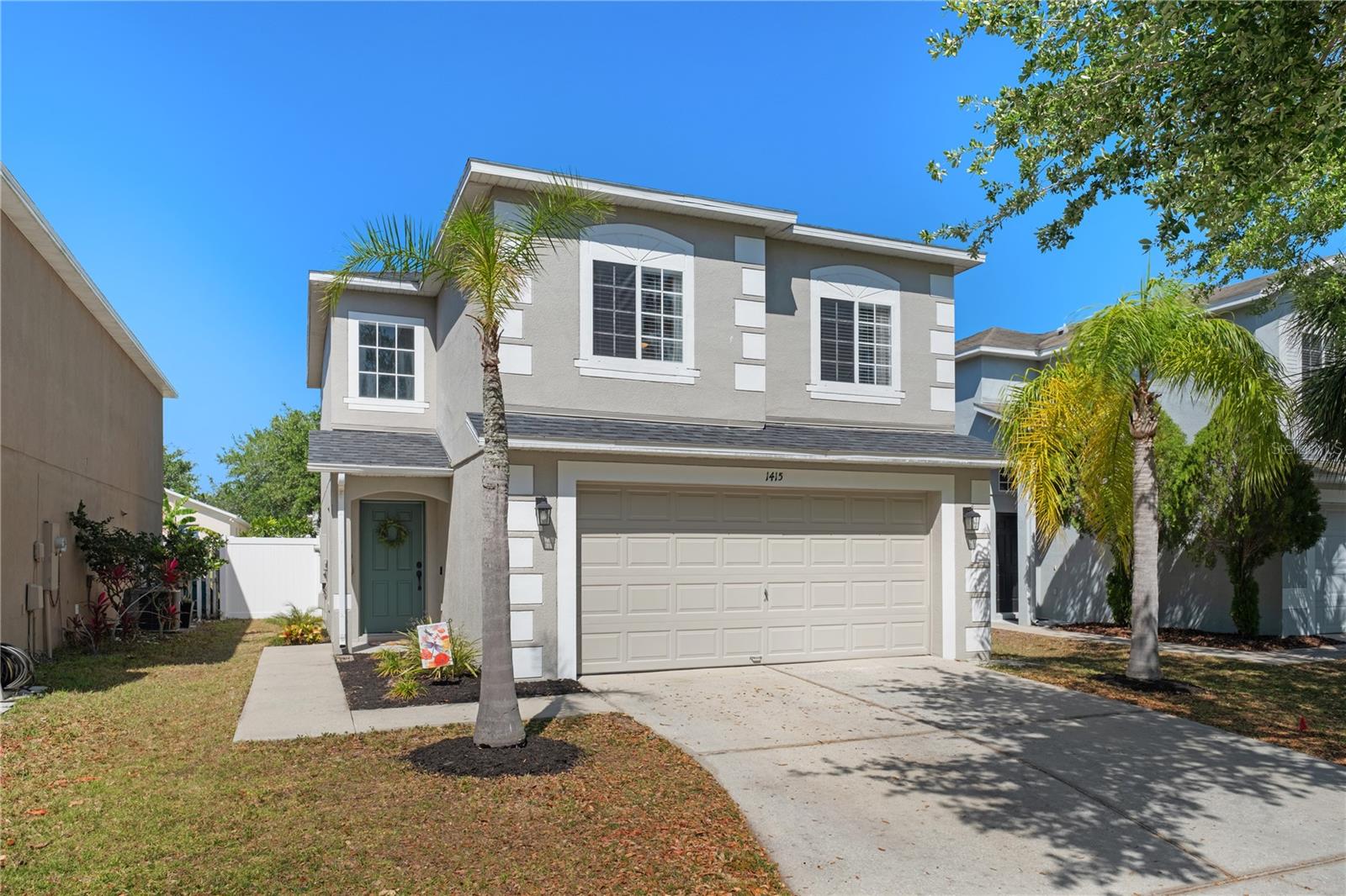 Welcome to this beautifully updated 3-bedroom, 2.5-bath home in the heart of Winter Garden! Ideally located just 5 minutes from Winter Garden Village, 10 minutes to Downtown Winter Garden & Plant Street Market, and walking distance to top-rated Whispering Oak Elementary.
The open floor plan features high ceilings and a spacious living area overlooking the remodeled kitchen with a large island, quartz countertops, subway tile backsplash, ample storage, and stainless steel appliances. The adjacent dining area flows into a screened-in patio with extra-high ceilings—perfect for indoor/outdoor living.The fully fenced backyard offers shade and space for outdoor activities.
Upstairs, the large owner’s suite features a walk-in closet and a fully remodeled ensuite with double vanities, tiled floors, and a glass-enclosed shower. Two additional bedrooms share an updated bathroom with new tile, vanity, and tub.
This move-in ready home has been thoughtfully updated for a turnkey experience. Major upgrades include:
* New Roof (2019)
* New HVAC (2022)
* New Fence (2022)
* New Kitchen Appliances (2022)
* Upgraded Bathrooms (2022)
* Updated Kitchen (2022)
Neighborhood amenities include a brand new playground with sunshades and turf, plus a nearby path leading to open green space with basketball courts, baseball and soccer fields—all en route to Whispering Oak Elementary. Schedule a tour today! ***This property is also listed for Sale for $422,500. MLS#O6299563***