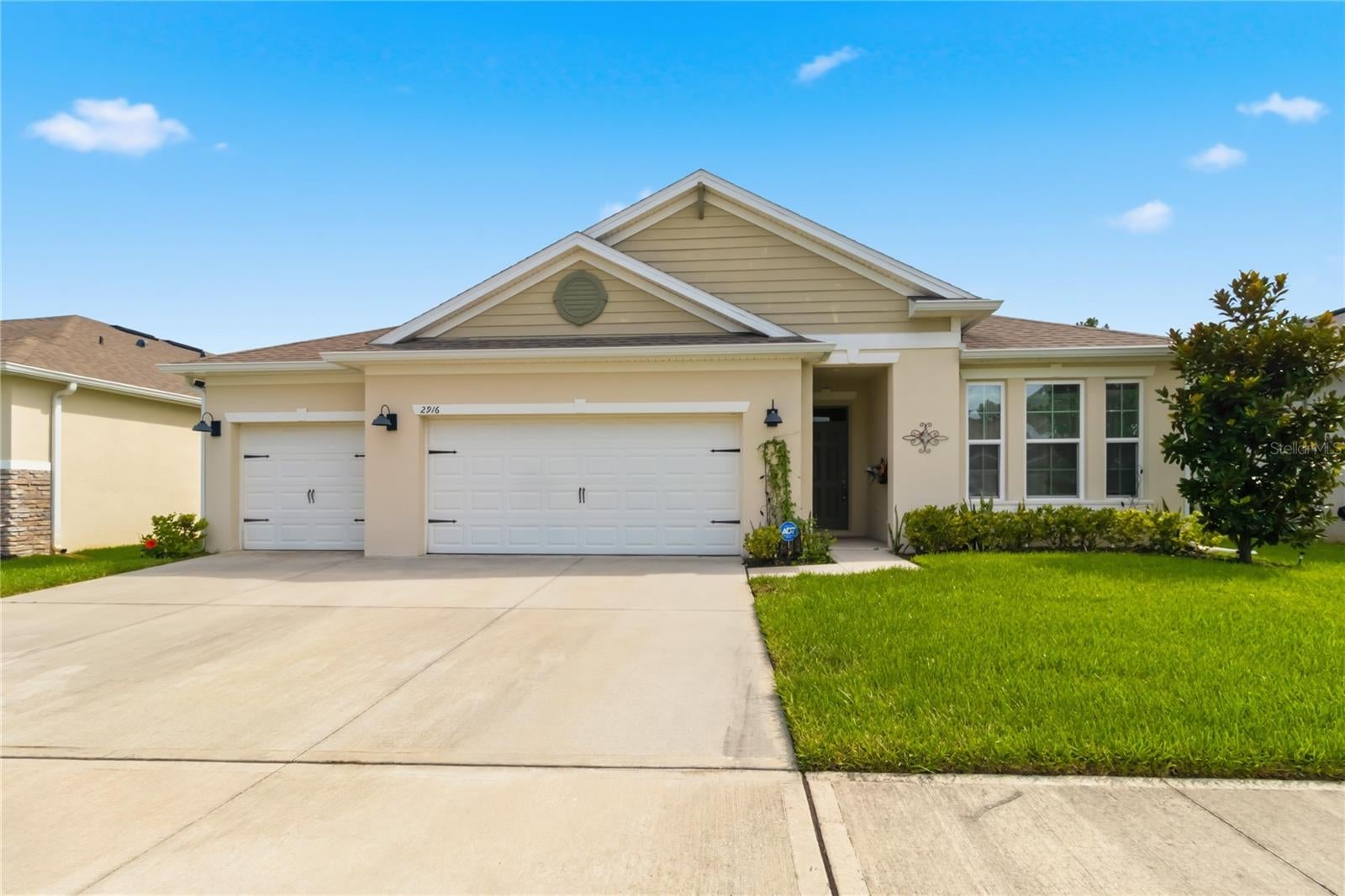 2916 HOODED CRANE COVE