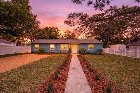 Photo of 25 E Charlotte Avenue, Eustis, FL 32726 (MLS # G5110211)