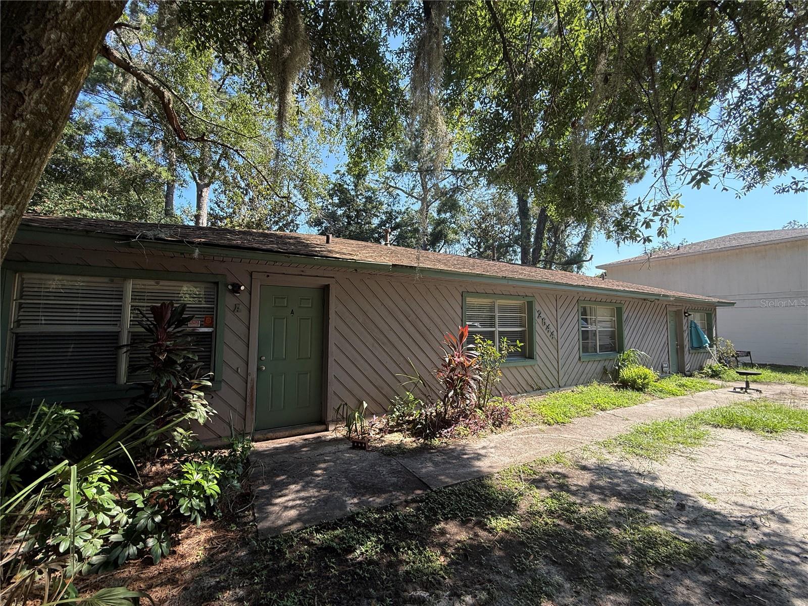 Biking distance to Shands & UF Vet School! 2 Bedroom 1 bathroom duplex with all ceramic tile flooring, open floor plan, washer/dryer hookups, private yard space & lawn service included!
Pets are considered, subject to approval, with additional deposit. Breed restrictions apply.
1st month's rent, last month's rent and security deposit are required for move-in.
Minimum 1-year lease requirement.