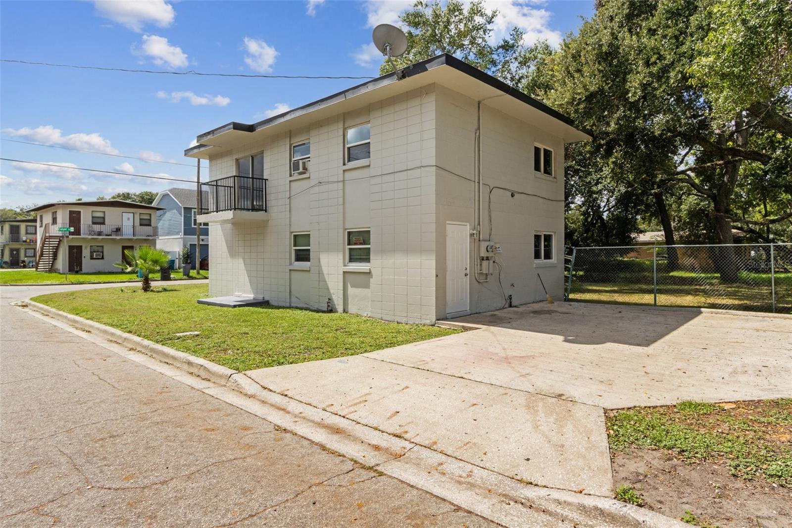 901 COLYER STREET A & B