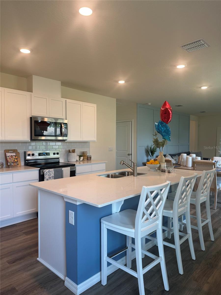 987 COMMONS WAY