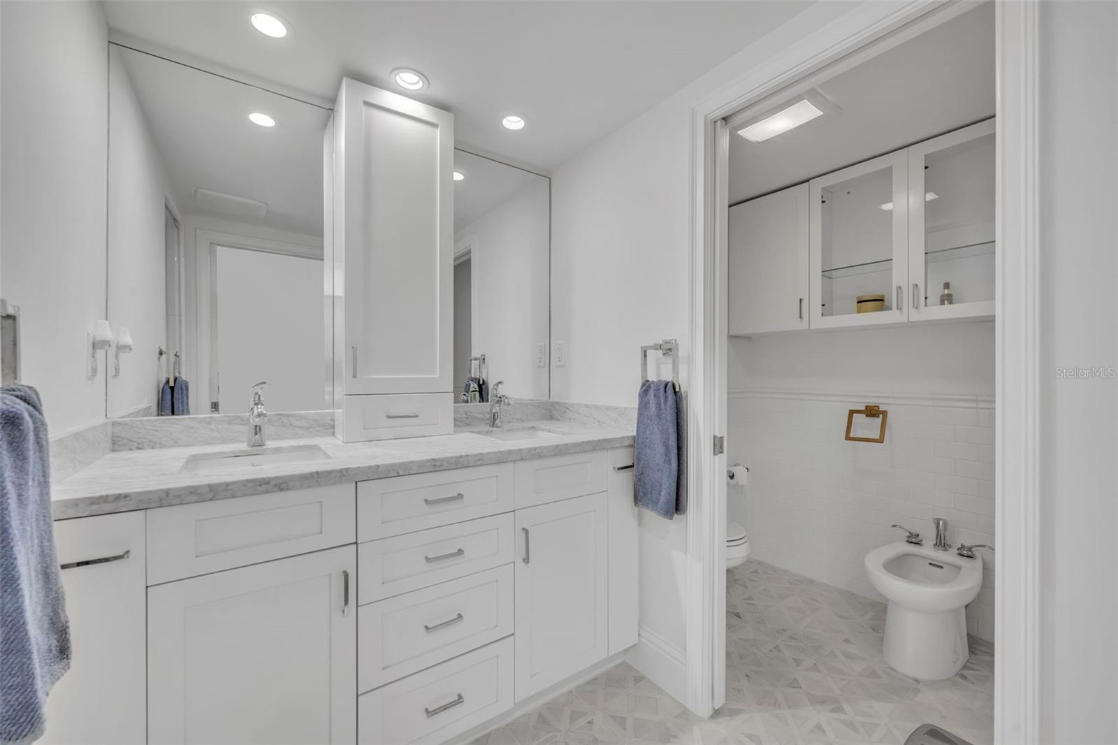WHISPERING WATERS/PHILLIPS CIRCLE REP - Residential