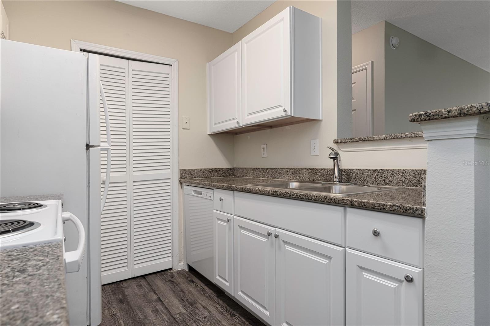 SUNSET LAKE - Residential Lease