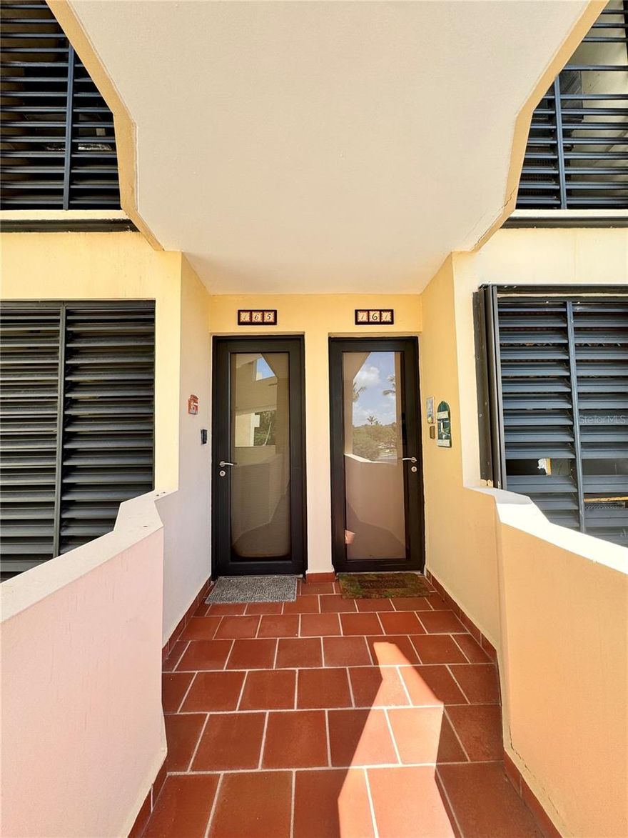 Oceanfront apartment at Crescent Beach! With 1,800 sq.ft., 2 bedrooms, 2 bathrooms,balcony with ocean view, remodeled kitchen and bathrooms. Furnished & Equipped. Amenities include pool, jacuzzi, beach tennis court, elevator, security, direct beach access, and generator for common areas.