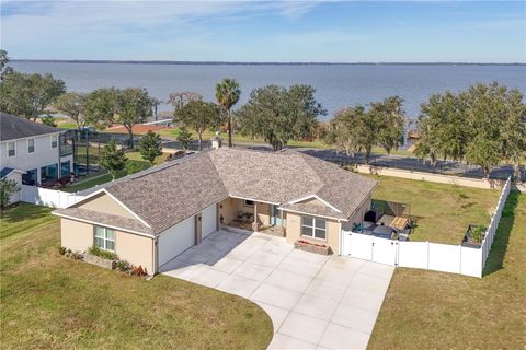 A home in TAVARES