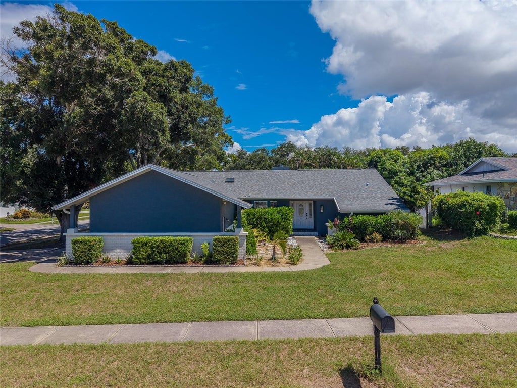 Photo of 2709 Winding Way, Palm Harbor, FL 34683 (MLS # TB8549616)