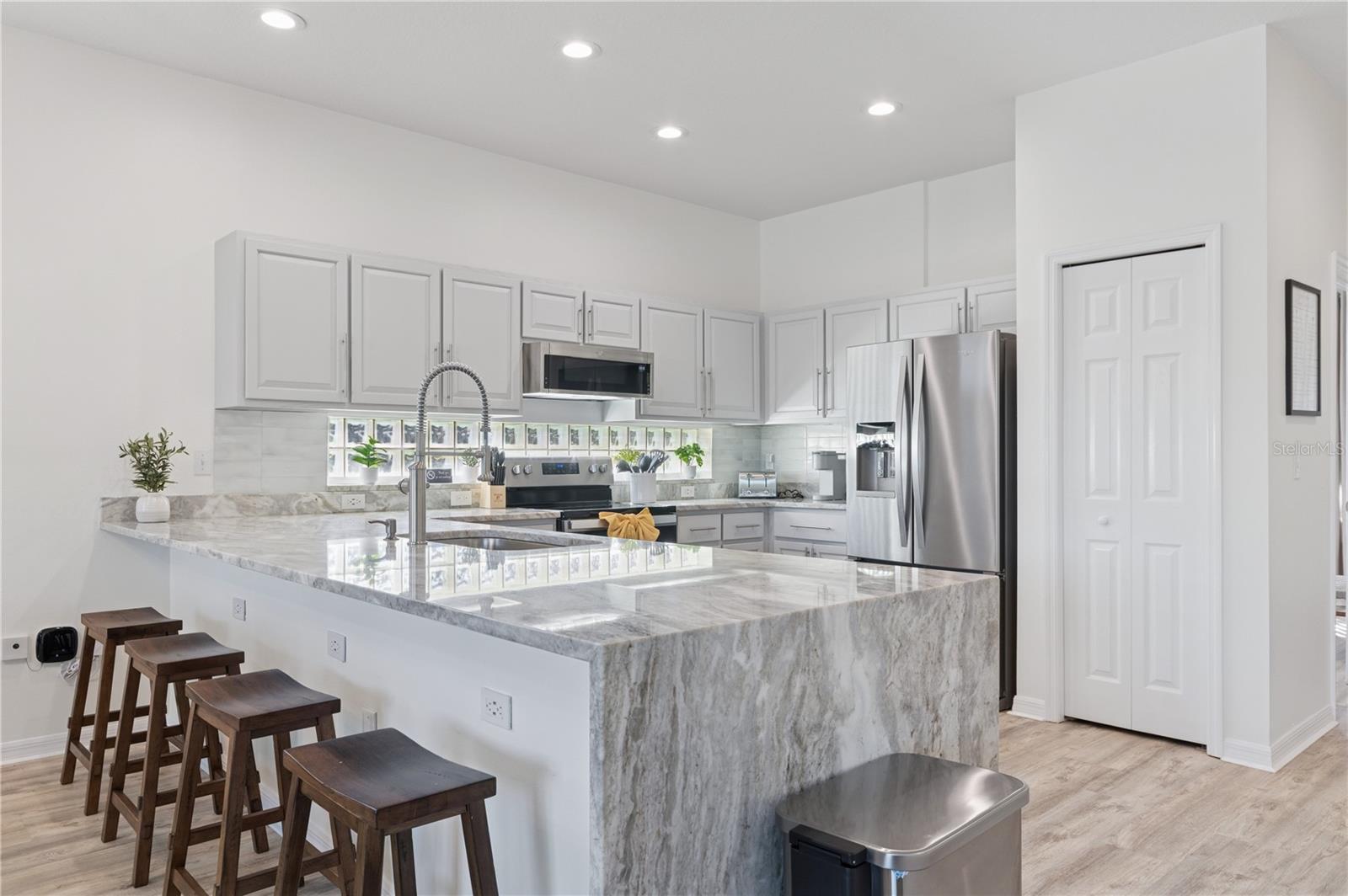 SUNSET LAKES PH 1 - Residential