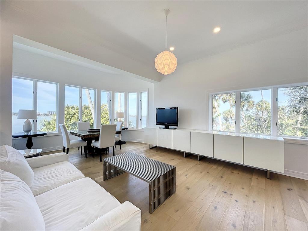 PALM BLUFF - Residential