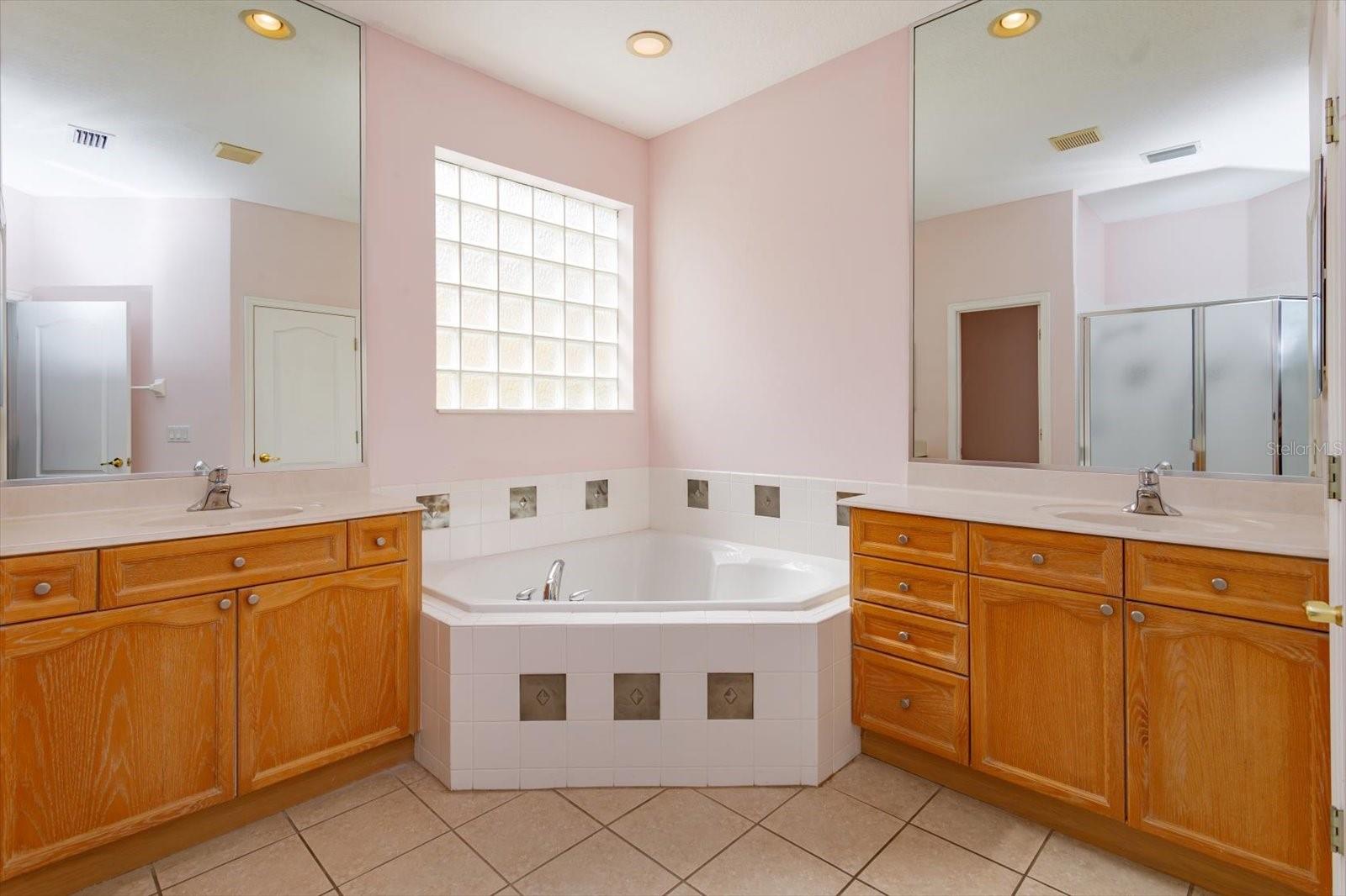 LAKES WINDERMERE PH 01 49 108 - Residential