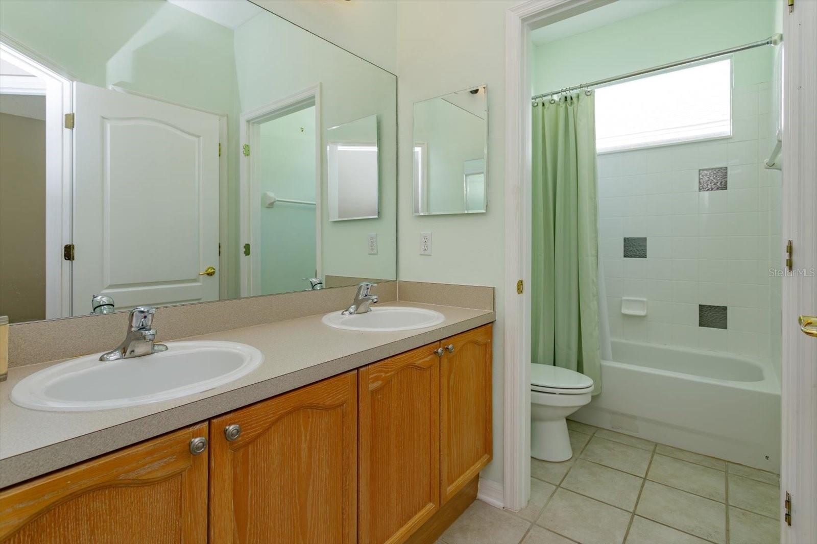 LAKES WINDERMERE PH 01 49 108 - Residential