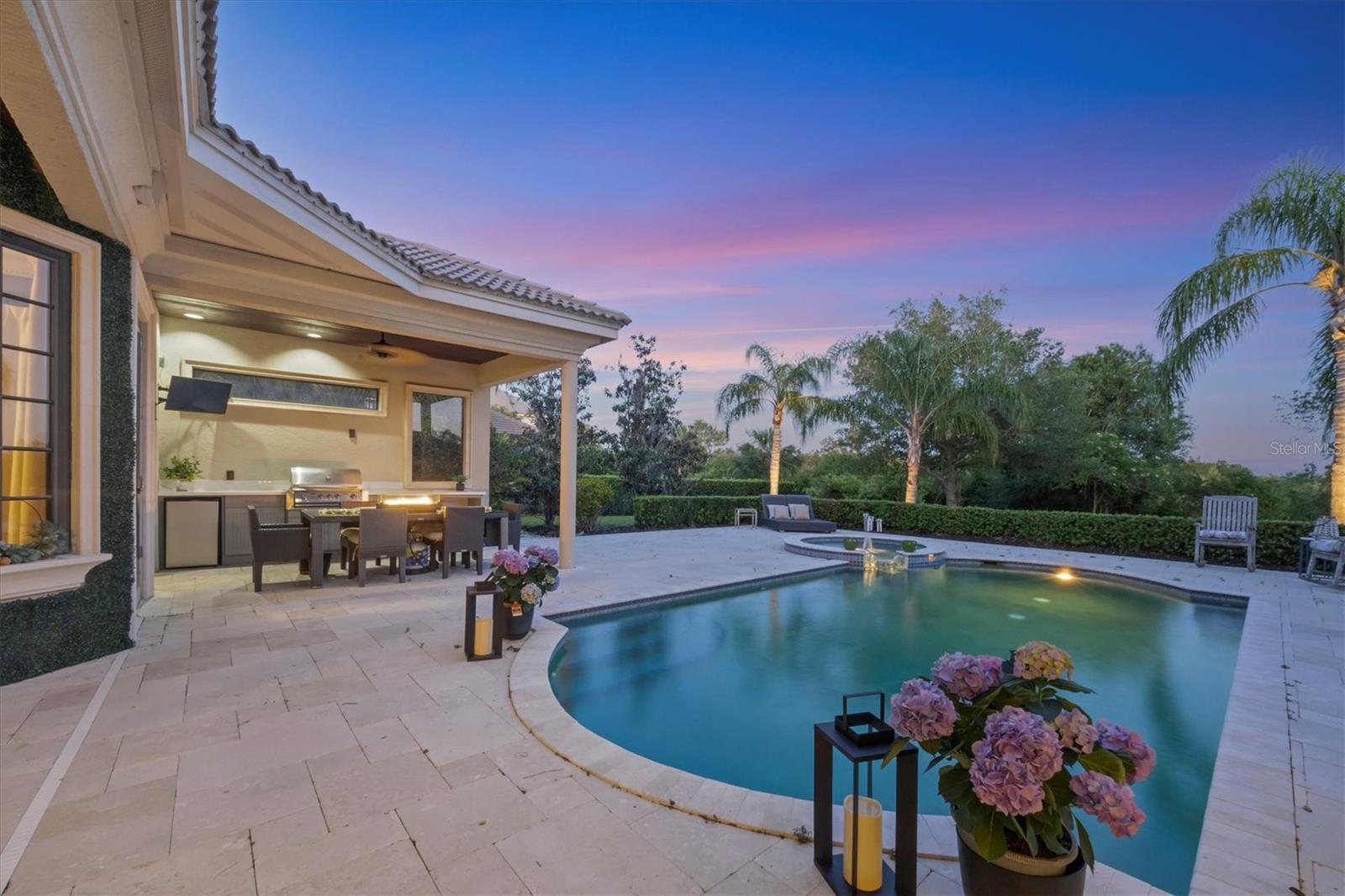 FOUNDERS CLUB - Residential