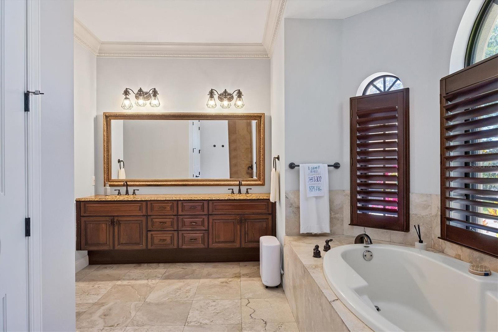 FOUNDERS CLUB - Residential