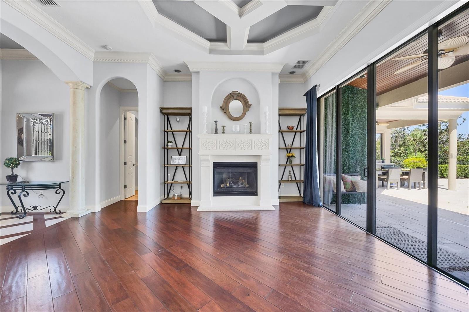 FOUNDERS CLUB - Residential