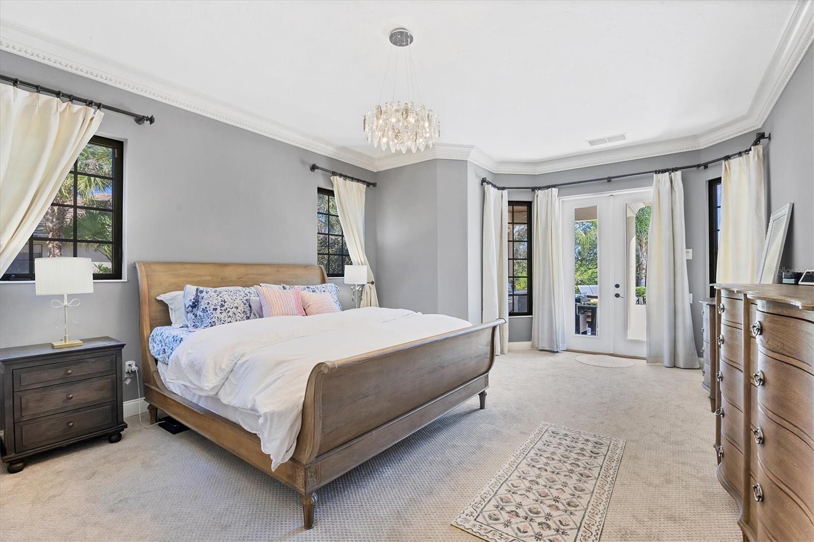 FOUNDERS CLUB - Residential