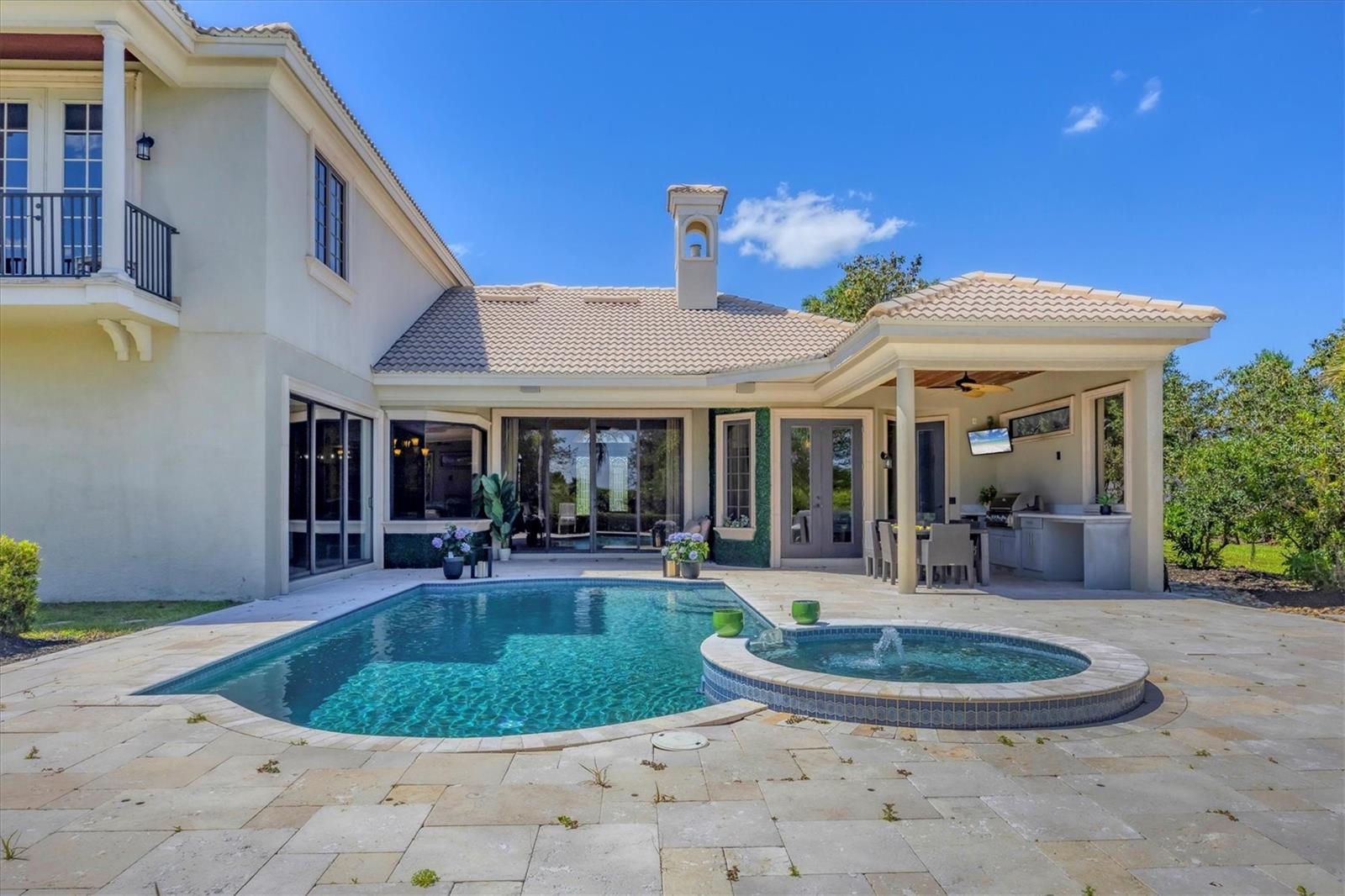 FOUNDERS CLUB - Residential