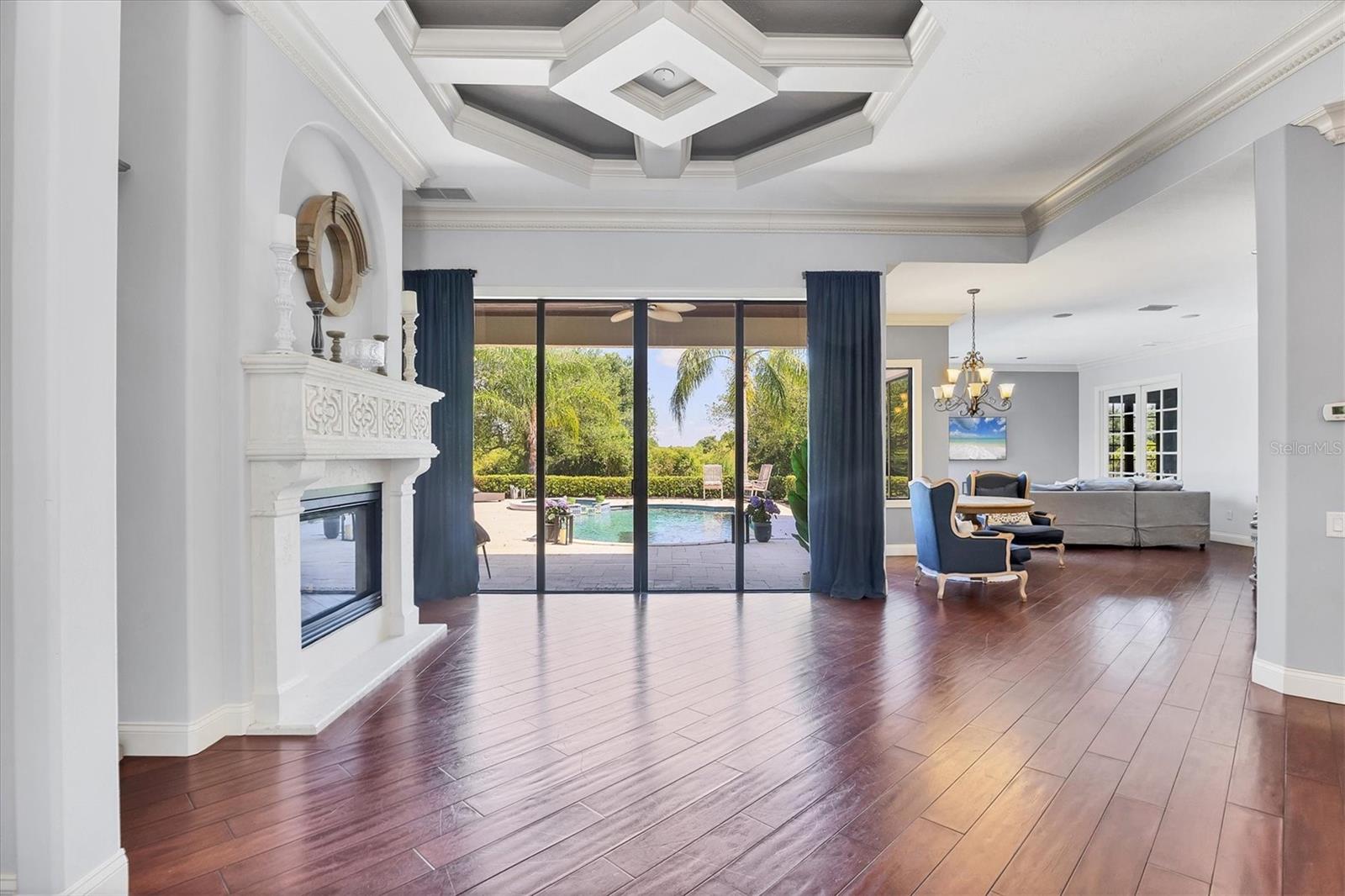 FOUNDERS CLUB - Residential