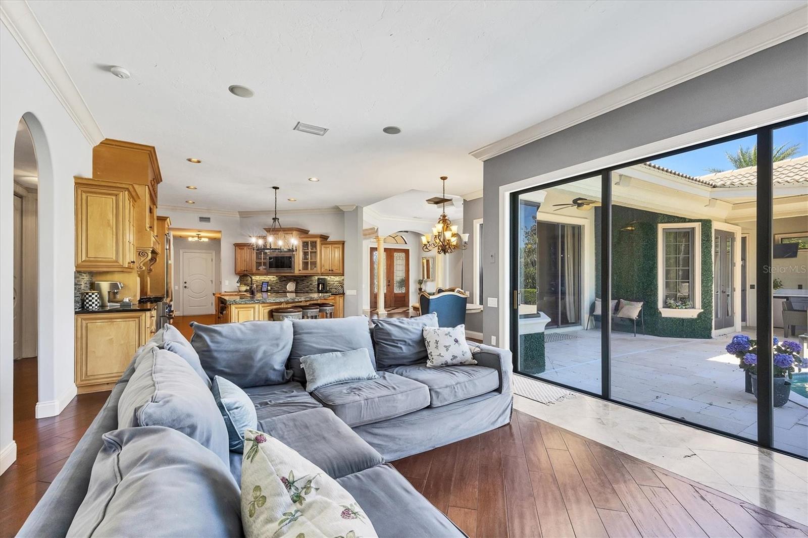 FOUNDERS CLUB - Residential